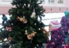 Украшенную детьми елку унесли ночью. Фото: e1.ru