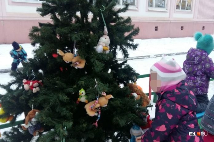Украшенную детьми елку унесли ночью. Фото: e1.ru