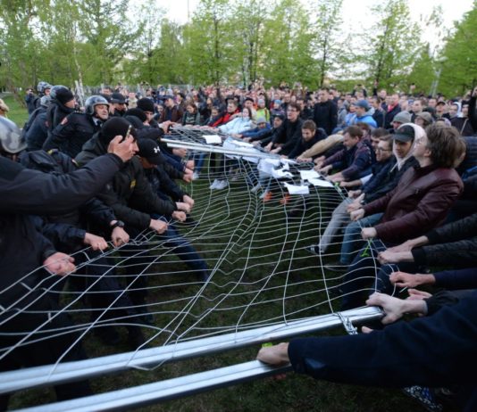 Протестующие в Екатеринбурге добились отмены строительства храма в сквере. Фото: e1.ru