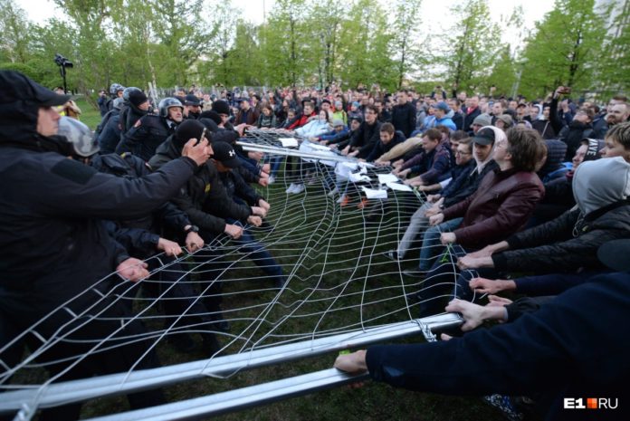 Протестующие в Екатеринбурге добились отмены строительства храма в сквере. Фото: e1.ru