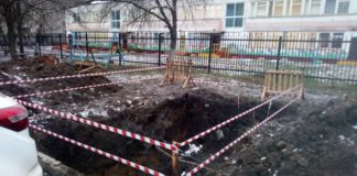 В МУП «ТТС» заявили, что яма была огорожена, но ограждение кто-то сбил. Фото: lifetambov.ru