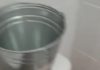 Ведро, в котором моют одноразовые стаканчики. Скриншот: Блокнот Волгоград