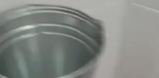 Ведро, в котором моют одноразовые стаканчики. Скриншот: Блокнот Волгоград