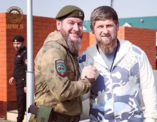 УМВД по Грозному возглавляет Аслан Ирасханов (слева), бывший начальник Полка патрульно-постовой службы имени Ахмата Кадырова. Фото: kadyrov._95
