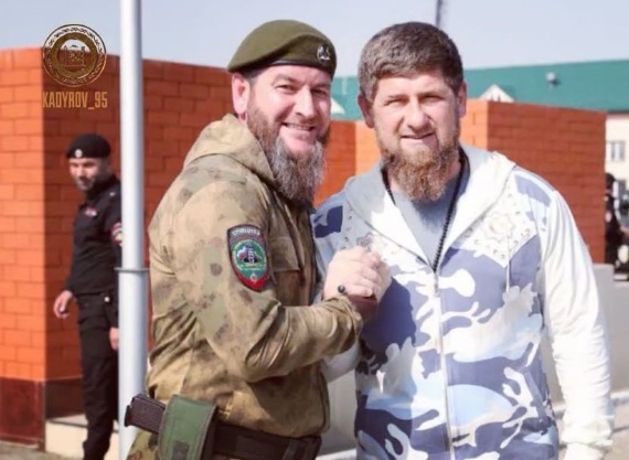 УМВД по Грозному возглавляет Аслан Ирасханов (слева), бывший начальник Полка патрульно-постовой службы имени Ахмата Кадырова. Фото: kadyrov._95