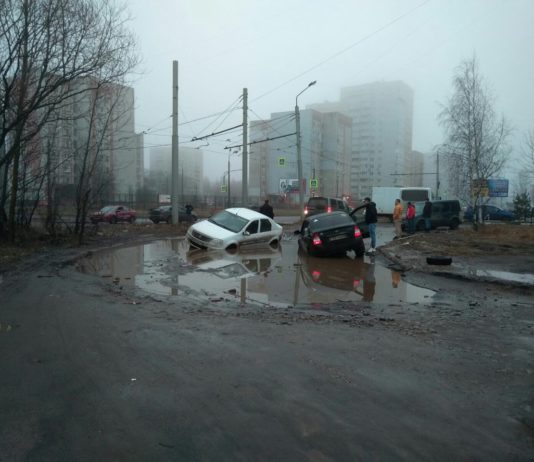 Машина и лужа. Ярославль. Фото: Влад Ярославский / ВКонтакте