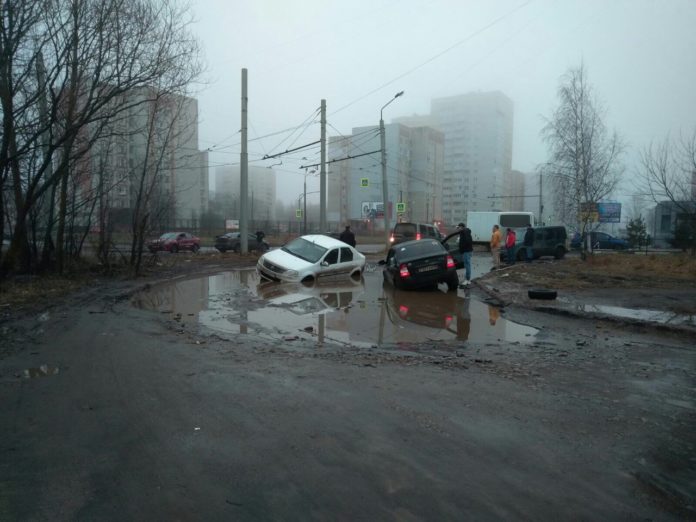 Машина и лужа. Ярославль. Фото: Влад Ярославский / ВКонтакте