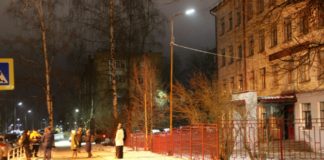 Родители дежурят у школы всю ночь. Фото: gubdaily.ru