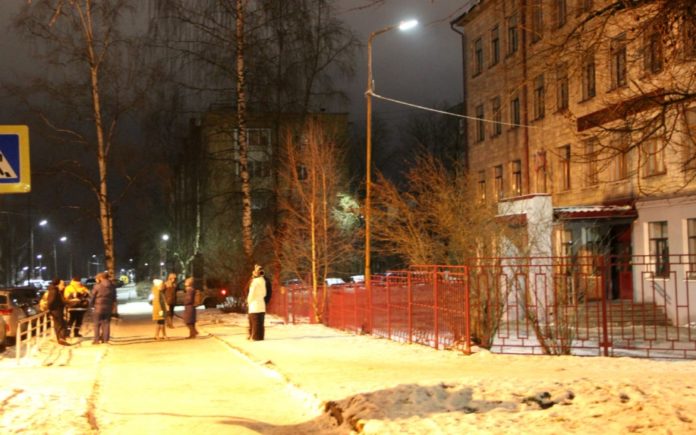 Родители дежурят у школы всю ночь. Фото: gubdaily.ru
