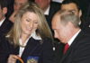 Журова показывает Путину медаль