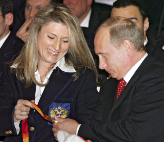 Журова показывает Путину медаль