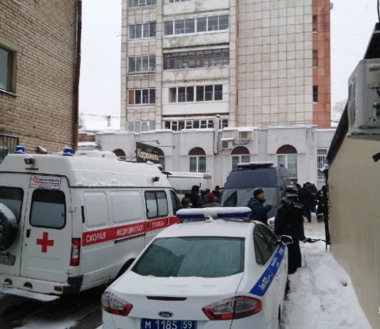 На месте аварии в Перми дежурят полиция и скорая помощь. Фото: 59.ru
