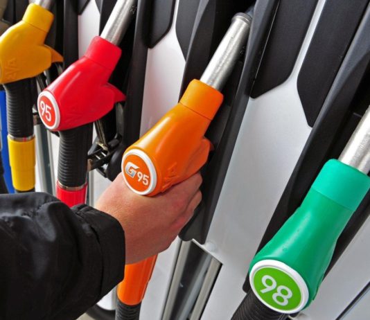 Заправка, бензин, АЗС. Фото: sde.in.ua