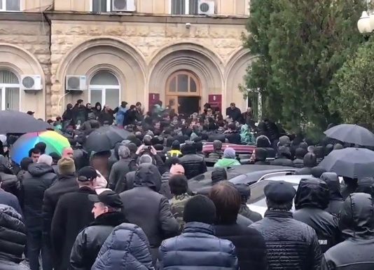 Штурм резиденции президента Абхазии. Скриншот: rusvesna