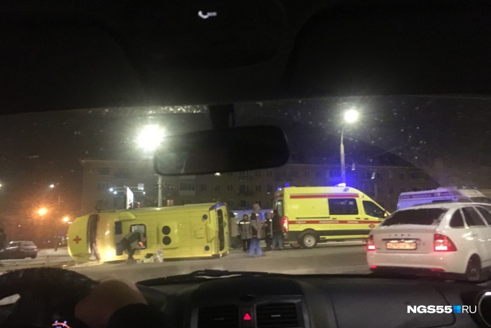 Автомобиль скорой помощи перевернулся после столкновения. Фото: Ирина Акишева / ngs55.ru