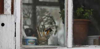 Общественная организация вставила окно в арендуемом помещении на деньги родителей детей-инвалидов. Фото: ura.news