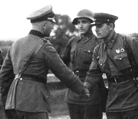 Немецкий и советский офицеры в конце Польской операции в 1939 году. Фото ТАСС, опубликованное в сентябре 1940 года к первой годовщине разделения Польши между нацистской Германией и СССР