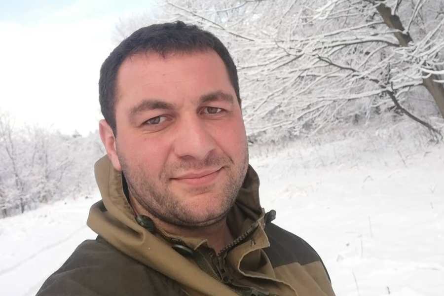 Путешественник набирал снег в термопакеты высоко в горах и привозил во Владикавказ. Фото: news-r.ru