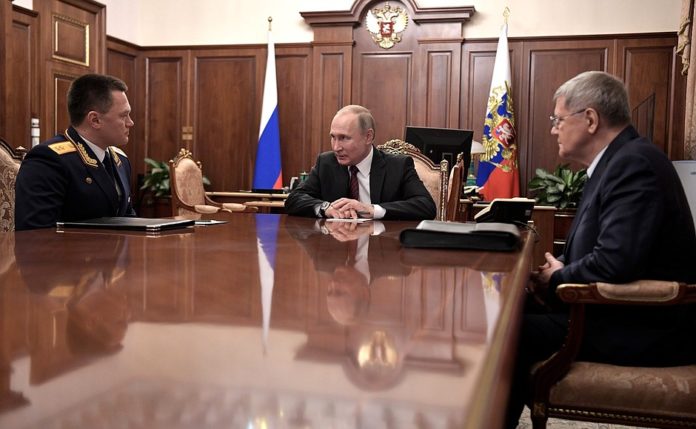 Путин встретился с Юрием Чайкой (справа) и Игорем Красновым. Фото: kremlin.ru