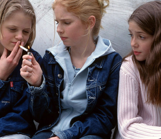 курение, школьницы