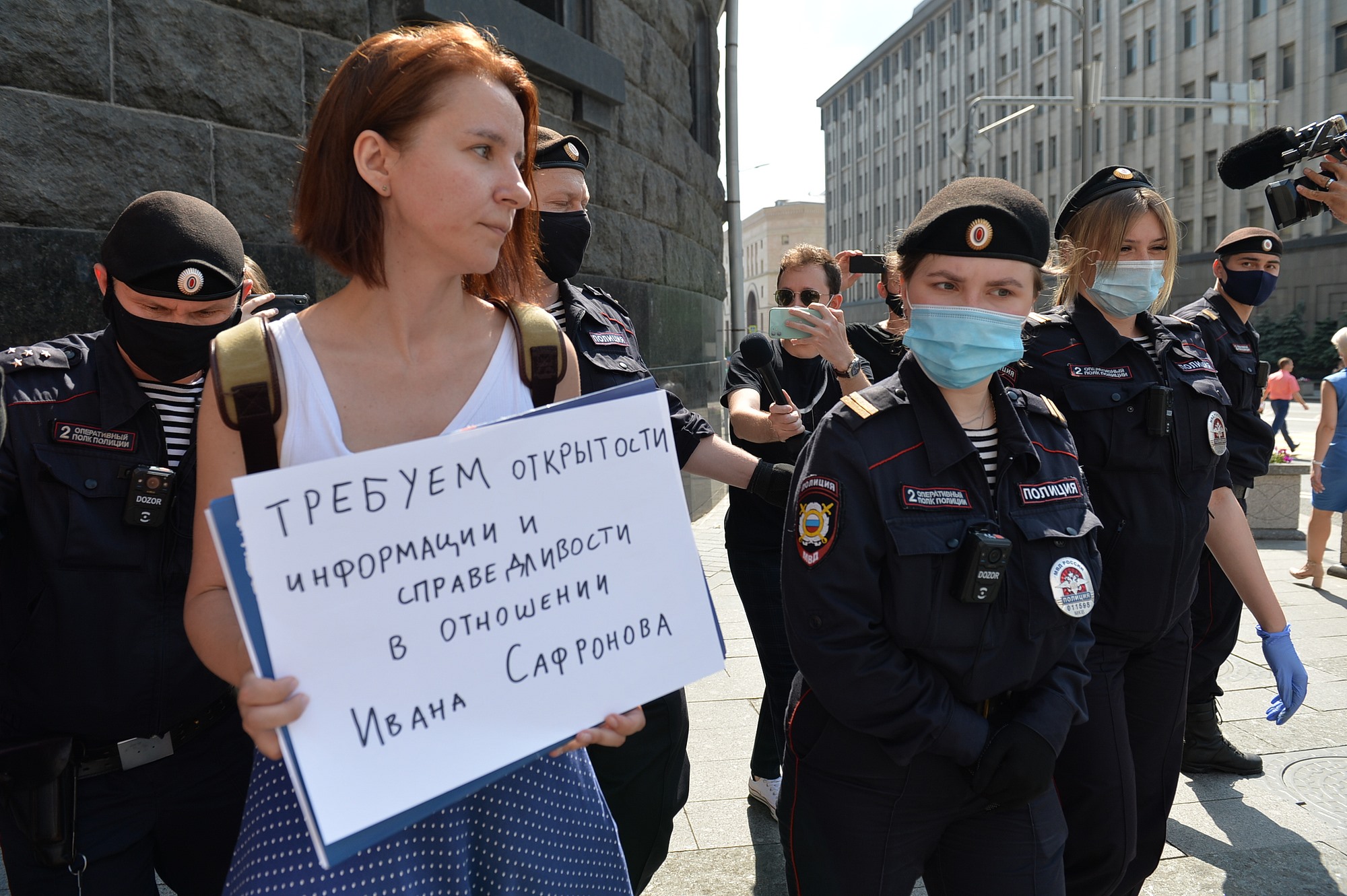 Мобилизация демонстрации. Митинги пикеты. Протесты в России. Журналист на митинге.
