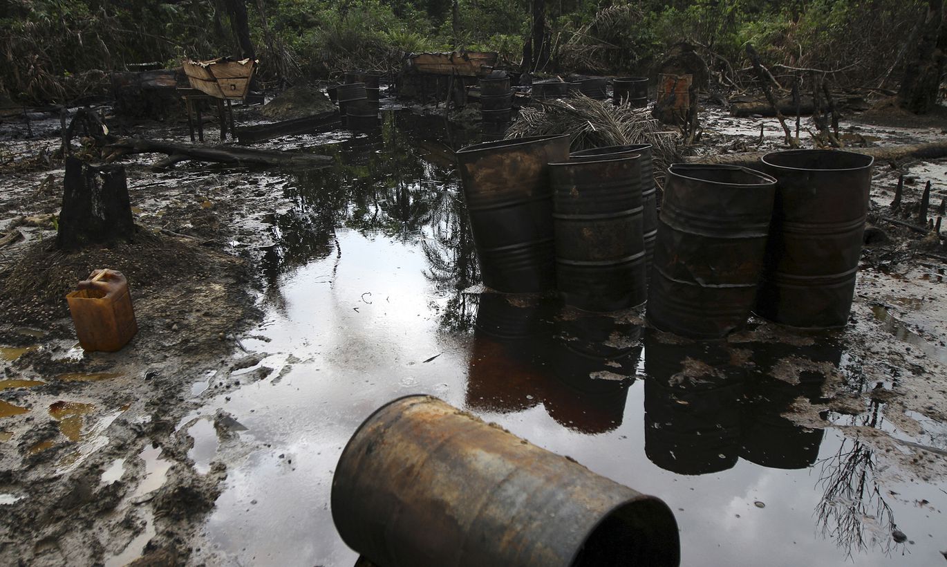 Нефть загрязняет воду. Нефть и экология. Загрязнение воды. Загрязнение почвы нефтепродуктами. Экологические проблемы нефти.