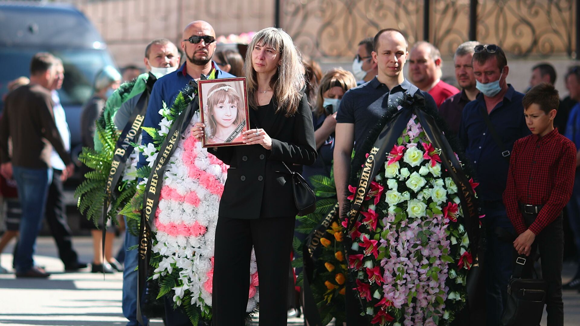 Прощание с ольгой. Похороны девочек в Волгограде. Похороны детей погибших.