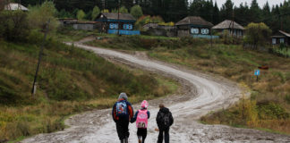 Дети идут по дороге из школы в селе Екатерининское Омской области