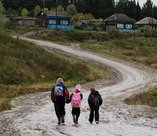 Дети идут по дороге из школы в селе Екатерининское Омской области