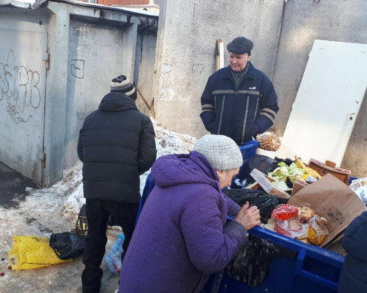 Челябинские пенсионеры ищут продукты в мусорных баках