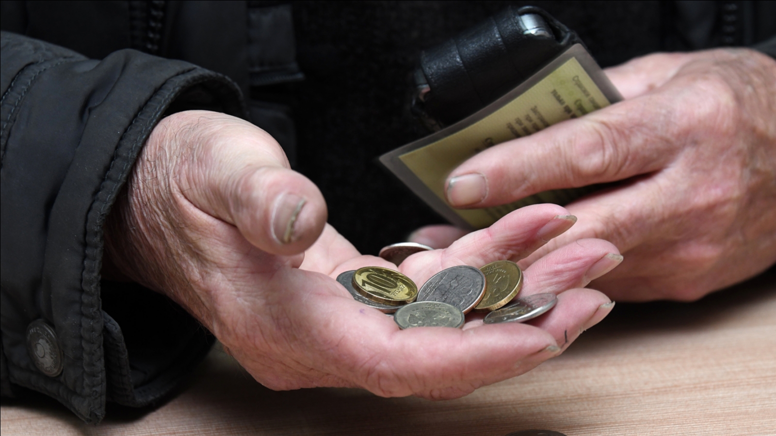 Прожиточный минимум пенсионера в хмао. Рука бабушки с монетками. Считает монеты. Дед считает монеты. Прожиточный минимум с 1 ч.