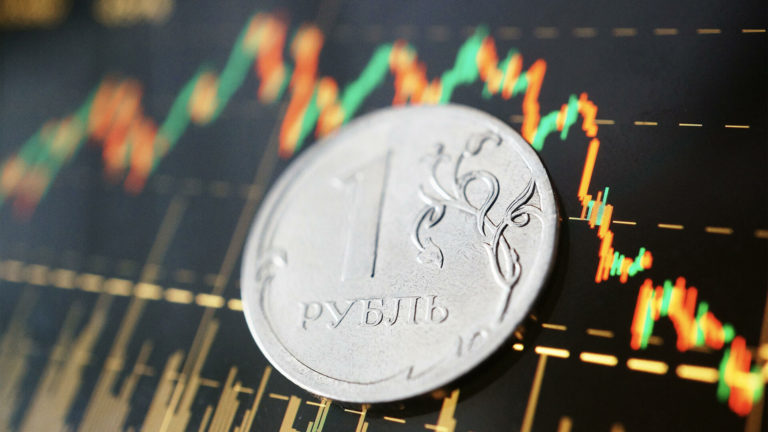 Курс рубля обвалился на фоне санкционных рисков