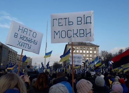 “НАТО в каждый дом”, “Прочь от Москвы”. На одном из митингов в Киеве.