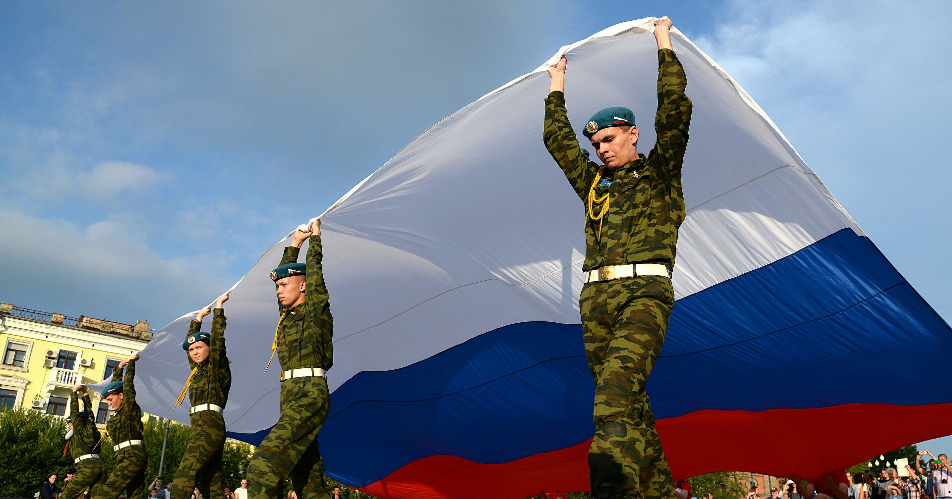 Российский стоящий. Русский солдат с флагом. Русскиииваеные с флагом. Солдат с российским флагом. Русские войска с флагом.