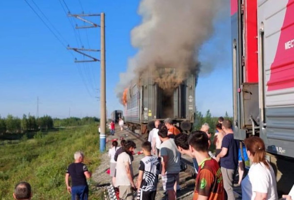 Поезд 379 оренбург новый. Сгоревшие пассажирские вагоны. Сгоревшие поезда пассажирские.