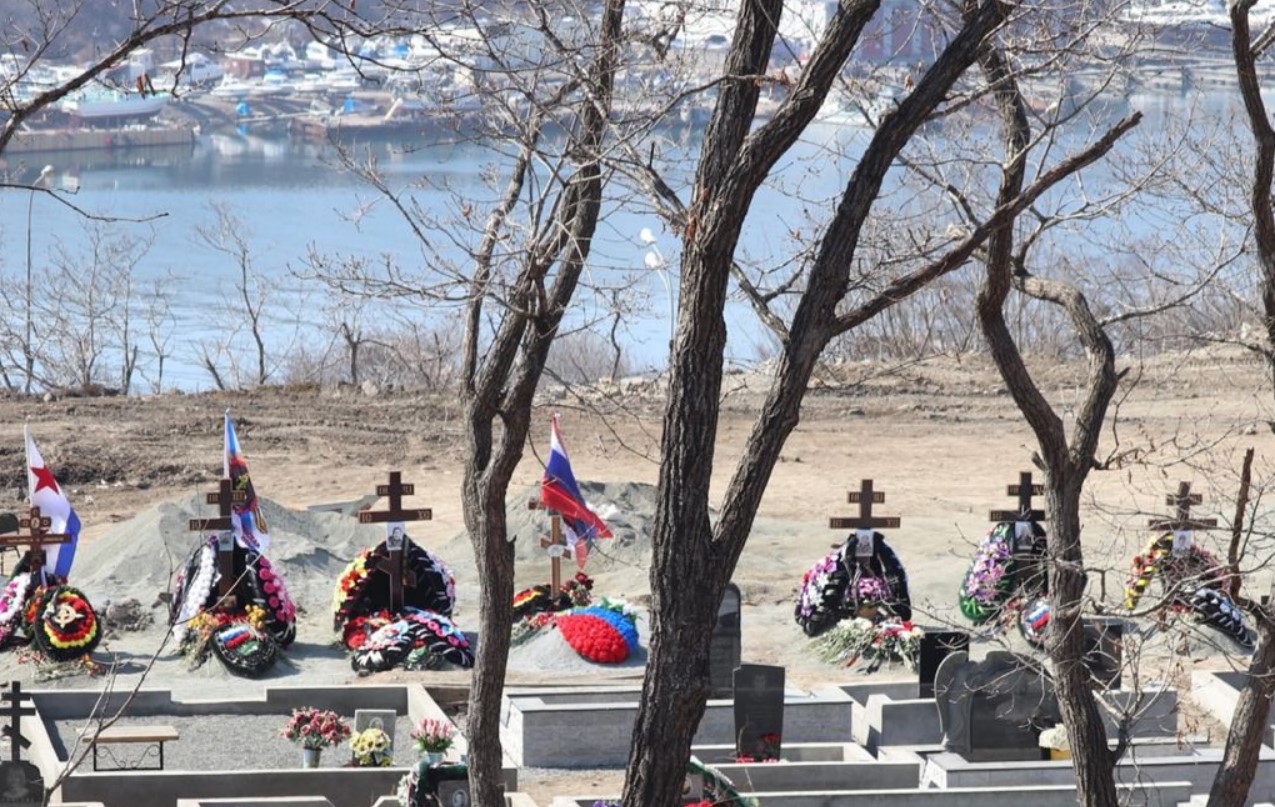 Кладбища владивостока. Морское кладбище Владивосток. Варяг Морское кладбище. Старое Морское кладбище Владивосток. Крематорий на морском кладбище Владивосток.