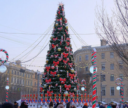 Новогодние украшения в Петербурге