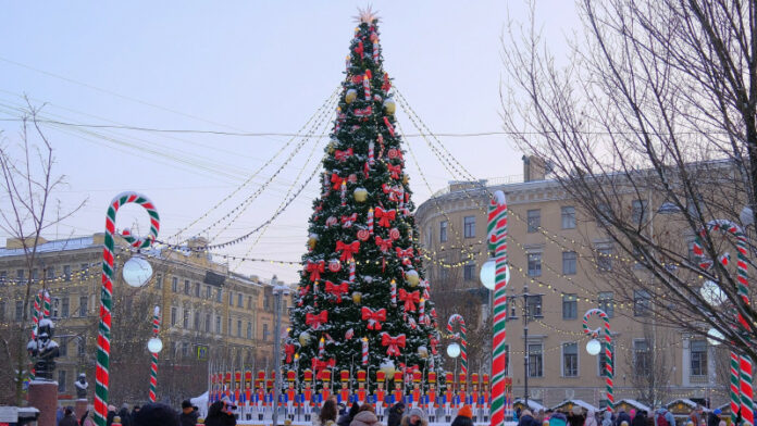 Новогодние украшения в Петербурге